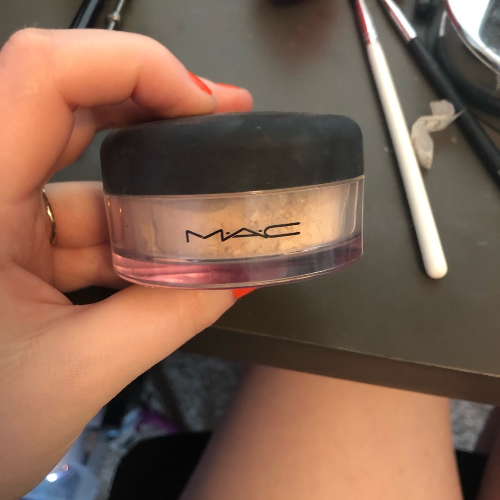 MAC loose powder in extra light